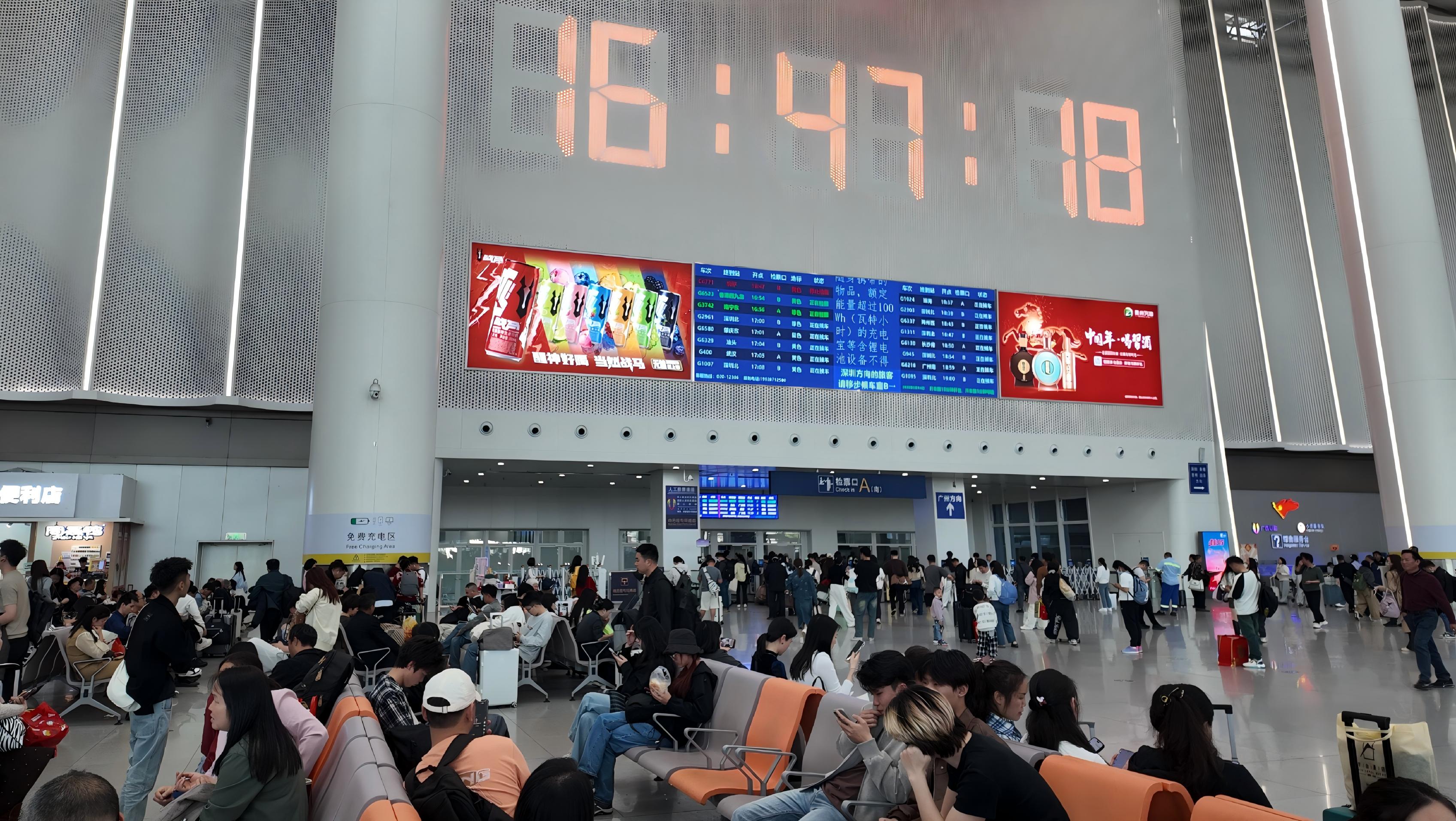 广东省高铁媒体灯箱在高铁站内的展示画面