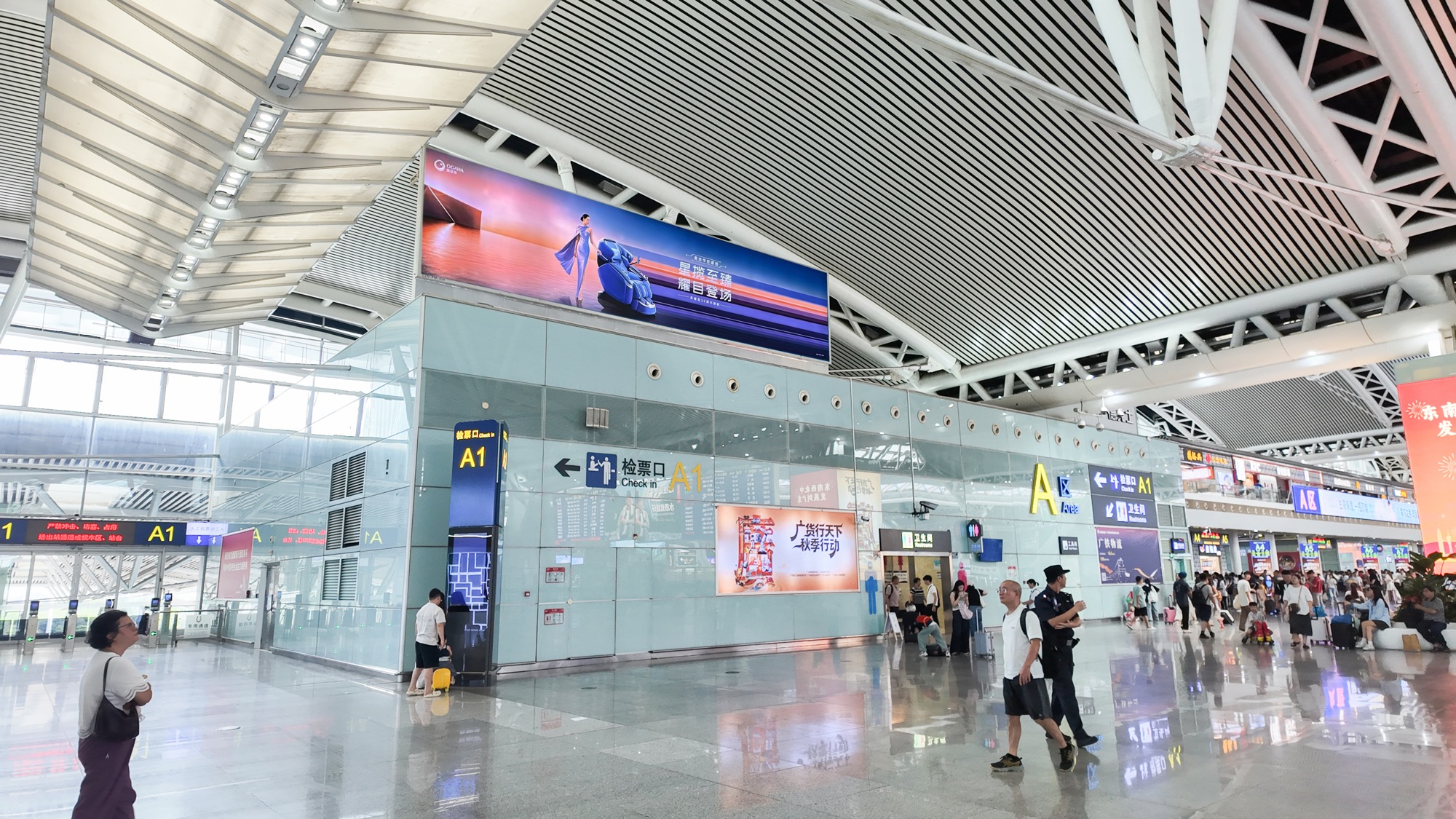 广东高铁站中秋国庆客流高峰场景