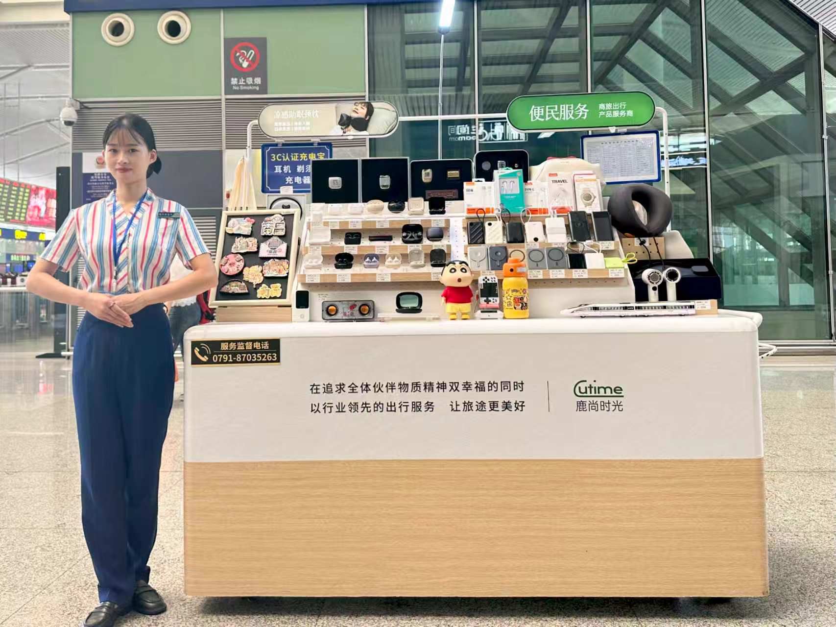 高铁便民服务车停靠于候车厅，为旅客提供商品零售与便民协助